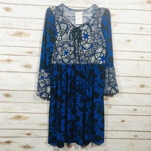 24/7 Comfort Apparel Woman’s Blue/ Black Bell Sleeve Dress Size L.